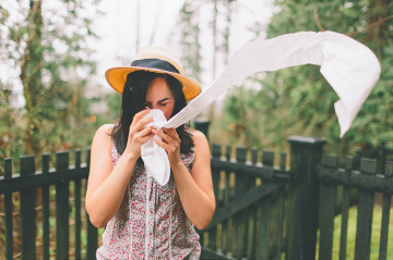 woman using long tissue sneezing from seasonal allergies